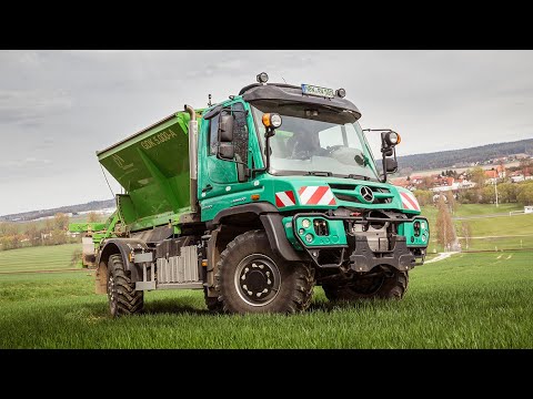 Der Unimog U 530 beweist sein Feingefühl beim Düngen