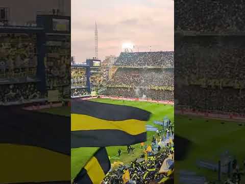 "Así vivía la hinchada de #Boca la despedida de #Riquelme !" Barra: La 12 &bull; Club: Boca Juniors
