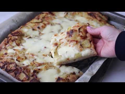 Pizza con cipolla patate e mozzarella
