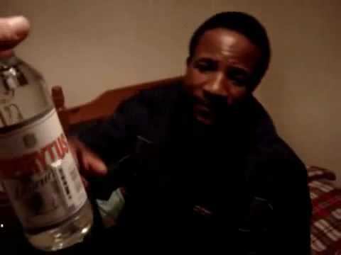 Mudżyn pije ciepły 95% spirytus bez zapojki