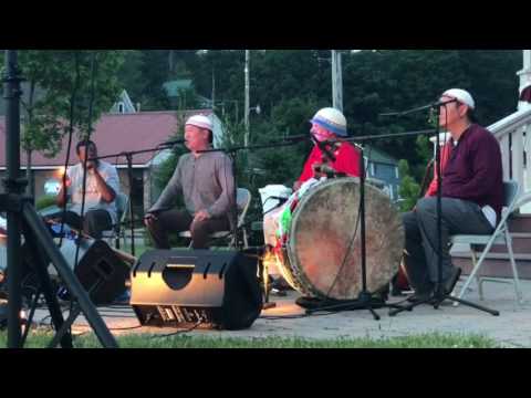 Shodekeh and the Alash Ensemble, throat singing and beatboxing