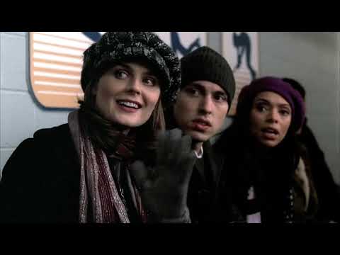 Bones 4x13 - Booth plays hockey
