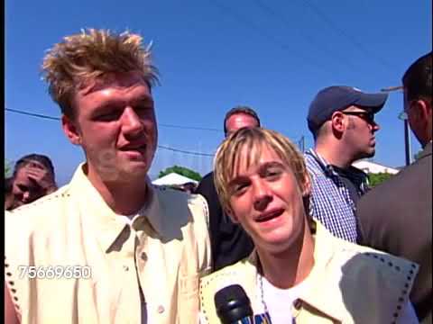 Nick and Aaron Carter Being Interviewed at the 2001 Teen Choice Awards