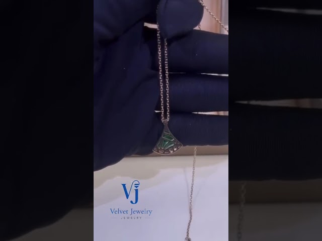 سلسال مع حجر طبيعي والماس جهتين - صغير