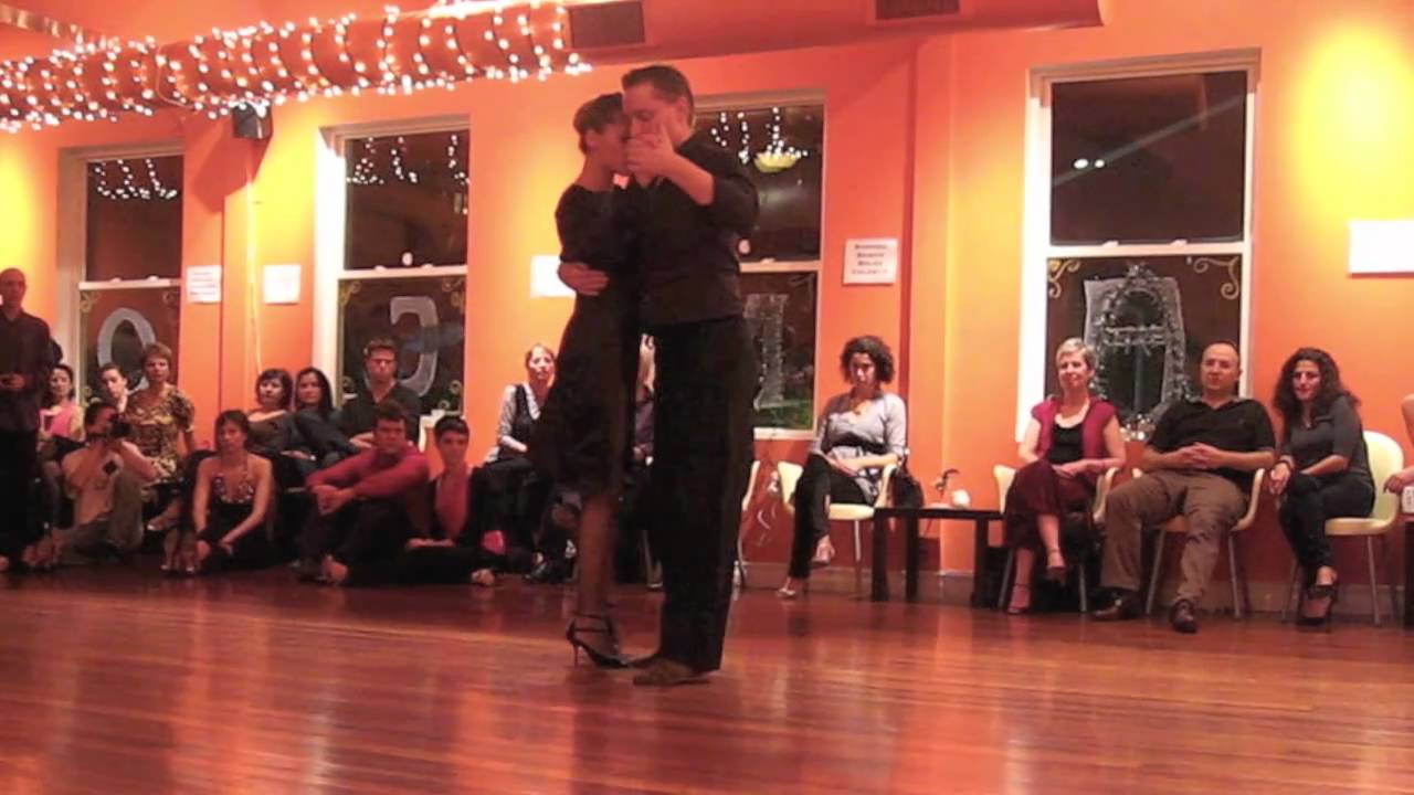 Maria Blanco & Santiago Steele dance 'Como Se Pianta La Vida' at Milonga Nueva