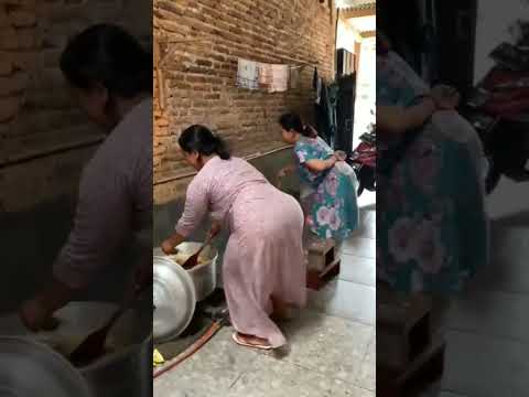 Emak-emak Hebooh memasak