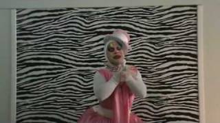 Nina Buah dublando e cantando a musica Bate o Sino da Simone.