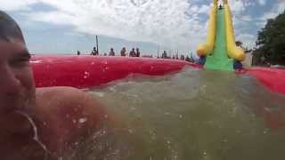 preview picture of video 'Урзуф, море, развлечения на водной горке GoPro HD Urzuf,  fun on the water slide'