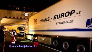 preview picture of video 'Vrachtwagen muurvast in Beatrixtunnel Hilversum -  Truck crashed in tunnel 12-03-2014'