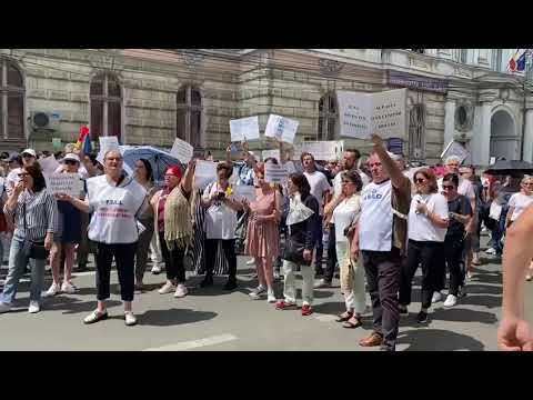 Profesorii arădeni au mărit miza: „JOS GUVERNUL MINCINOS!”