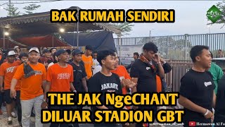 Download lagu ADEM!!! BAK RUMAH SENDIRI, THE JAK NgeCHANT DI LUAR STADION GBT || Persebaya vs Persija mp3