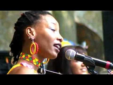 Fatoumata Diawara (Kanou / Love) Video - Live 2010 Hertme theater - Johann Berby Groove