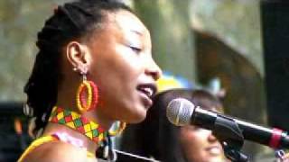 Fatoumata Diawara (Kanou / Love) Video - Live 2010 Hertme theater - Johann Berby Groove