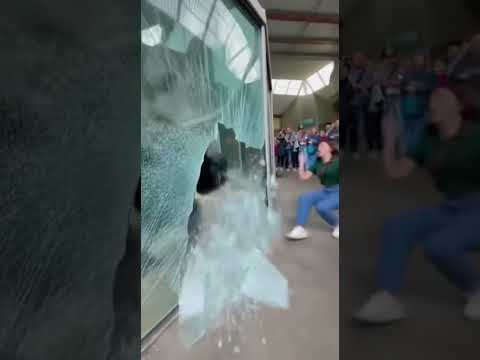 She ran out the building! 🤣🦍