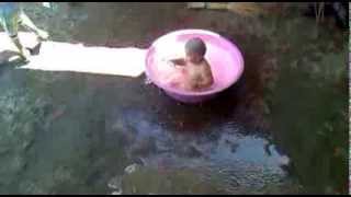 preview picture of video 'ecrin özçelik(yiğenim) muş/bulanık/mesçitli köyünde havuz keyfi yapıyor:)'