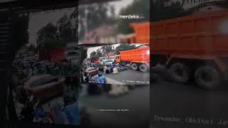 Download lagu Terekam CCTV! Detik-Detik Tabrakan Beruntun Truk Fuso Hantam Mobil dan Motor mp3
