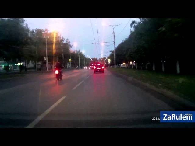 Каршы як полосага очып чыккан мотоцикл йөртүче коляскадагы баланы бәрдерә һәм үзе һәлак була [+видео]