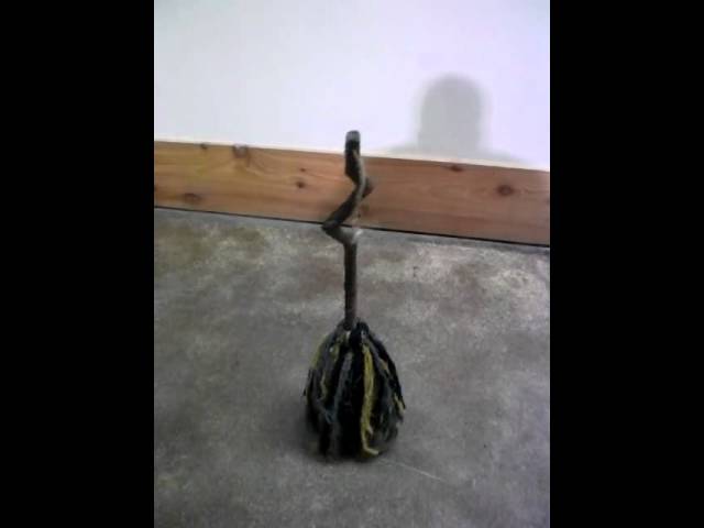 Vídeo relacionado con Genérico Dancing Witch Broom - Moving Realistic Horror Scene Prop