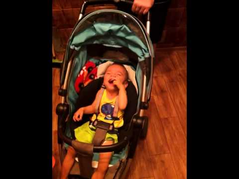 Szymek chory na MPD rozbawiony światłem z lampy sufitowej :)