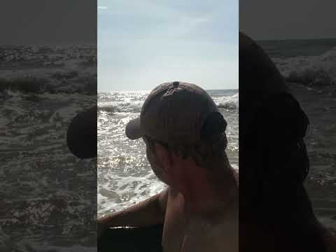 encarando as ondas da praia de Anchieta-es