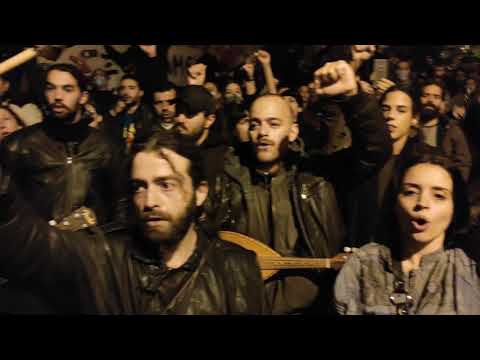 Το «Αερικό» στο μνημείο του Αλέξανδρου Γρηγορόπουλου από την Ανοιχτή Ορχήστρα