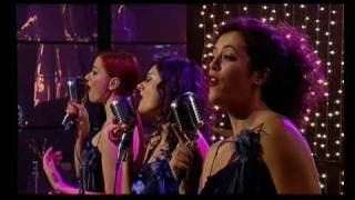 Le Blue  Blue Dolls cantano un medley in omaggio al Festival di Sanremo