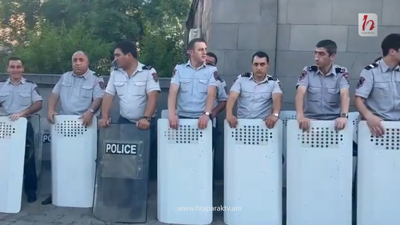 Վահաններով հսկում են նաև ԱԺ-ի Բաղրամյանի մուտքը