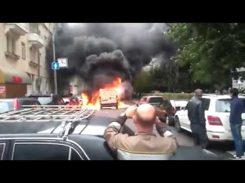 Появилось видео начала нападения грабителей на машину инкассаторов в Москве