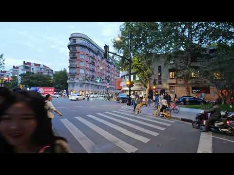 Caminhando pelo histórico edifício Wukang ao entardecer em Xangai