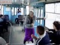 Бабуля в автобусе исполняет рок-н-ролл 