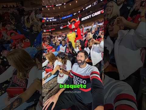 O mascote erra a pipoca e acerta em cheio a cabeça do torcedor! 😂🏀