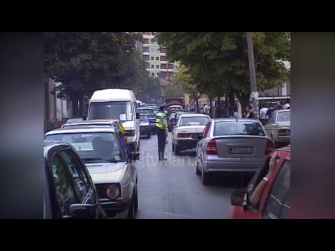 Nisja e shkollës risjellë edhe problemet në qarkullimin rrugor (16 Shtator 2002)