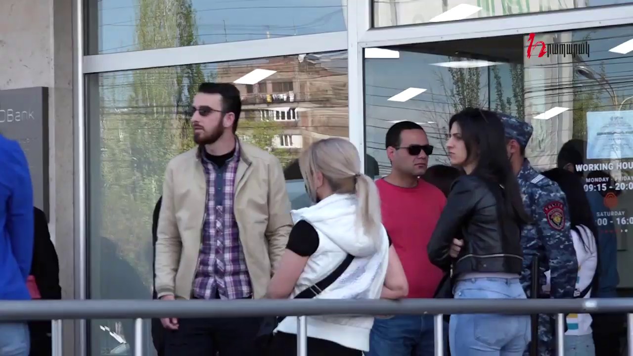 Բանկերի դիմաց կրկին հերթեր են