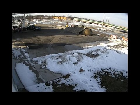 Łódź podwodna wynurza się na stacji benzynowej