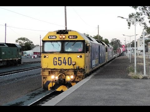 G538-BL31 on 7902V and G540-BL33 on 7901V cross at Maryborough. 28-03-19.  07.23.31.