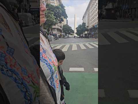 Gino Mamá cruzando Avenida Diagonal Norte  por calle Suipacha  Obelisco Buenos Aires 2/6/26