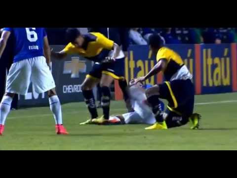 Brasil.  Brutal entrada... y ¡solo es amarilla!