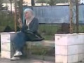Чеченка в хиджабе курит. 