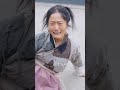 丈夫戰死單身母親帶著兩兒大雪中求醫卻只能二選一 卻不想丈夫冒死救下的