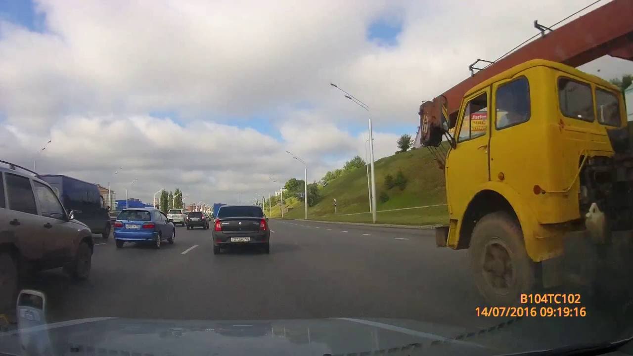 В Уфе автомобиль без водителя съехал с пригорка...
