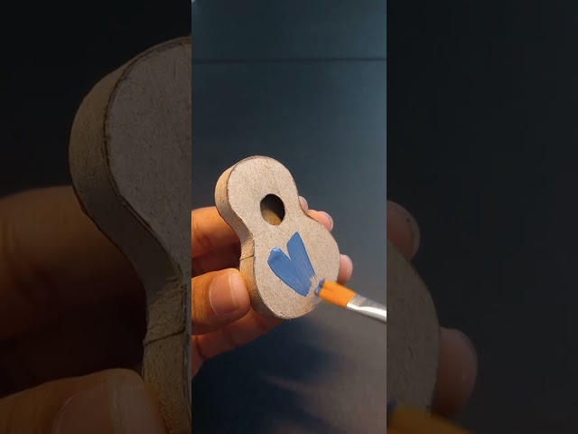 Vídeo relacionado con 13 modelos de instrumentos musicales en miniatura: miniconjuntos lindos e interesantes de instrumentos musicales de plástico como guitarras, pianos, tambores, etc.
