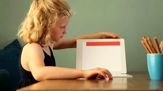 Standbild aus Unternehmensfilm: Kind an Schreibtisch