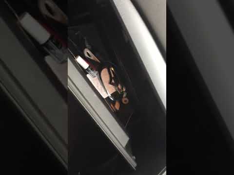 как снять бардачок мазда 3 бл