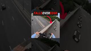 Download lagu SEORANG PRIA HAMPIR TERJATUH DARI JEMBATAN SAAT MENGENDARAI SEPEDA mp3