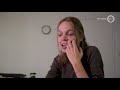 Annet zoekt snoepgoed, zodat ze het sinterklaasfeest voor ouderen wat mooier maakt