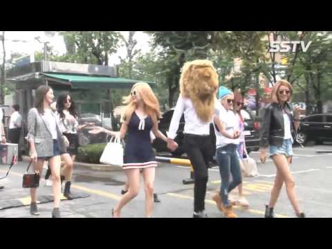 [HD] 150821 SNSD accompany the lion man at KBS Building MUSIC BANK @ SSTV