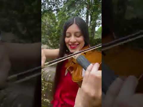 La Malagueña (guitarra y violín). Interpretan Lina Cadena y Pablo Paz.