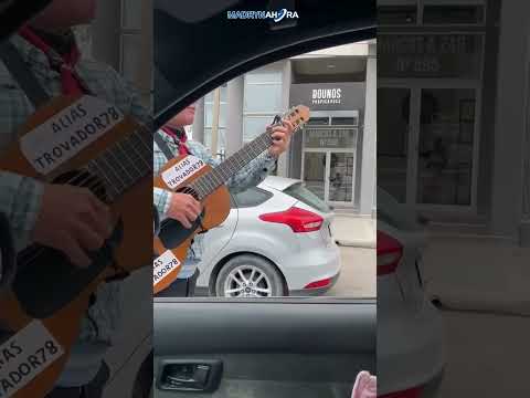 🎸🎶 PUERTO MADRYN: UN JOVEN TROVADOR MENDOCINO SORPRENDIÓ CANTANDO “LA CALANDRIA” EN UN SEMÁFORO