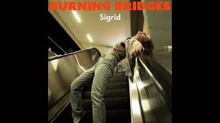 Kadr z teledysku Burning Bridges tekst piosenki Sigrid