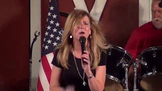 Gina Mitchell sings Only Mama That&#39;ll Walk The Line at the Gladewater Opry 7 15 17